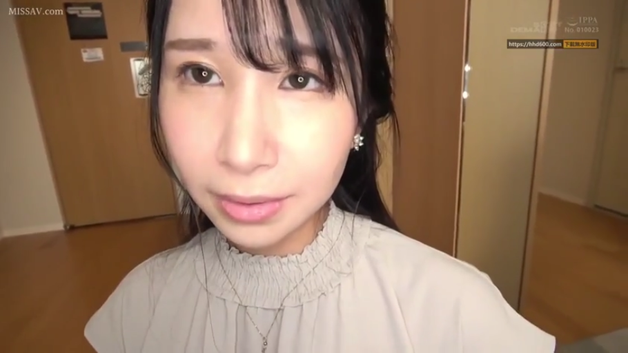 室内 · 脸部 · 站立 · 项链 · 平淡 · 注视镜头 · POV · 米色高领衫