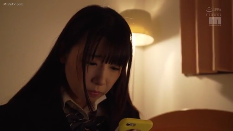 室内 · 坐姿 · 专注 · 面部特写 · 看手机 · 手机 · JK制服 · 暖光