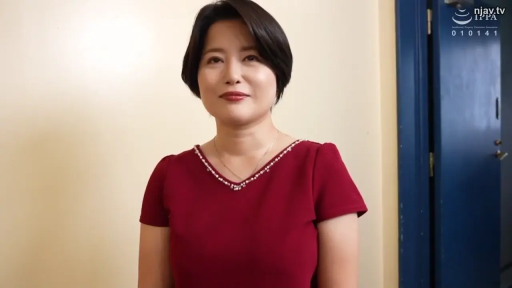 室内 · 站立 · 微笑 · 面对镜头 · 半身 · 熟女 · 红色短袖