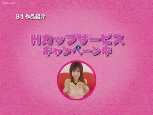 坐姿 · 字幕 · 微笑 · 乳房 · 摄影棚 · 黄色上衣 · 展示胸部