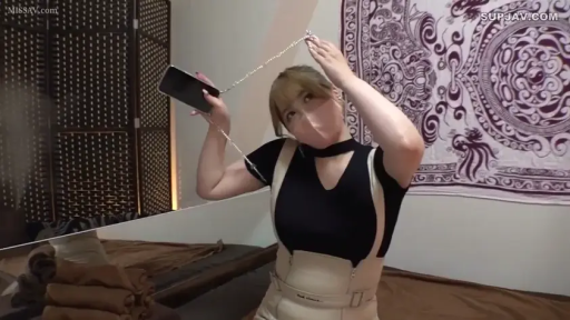 室内 · 坐姿 · 中景 · 平静 · 口罩 · 挂脖上衣 · 拿手机 · 手机链