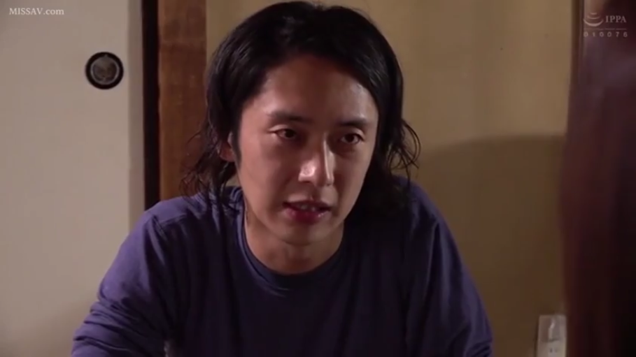 室内 · 坐姿 · 严肃 · 面部特写 · 凝视 · 深色长袖 · 日本男优