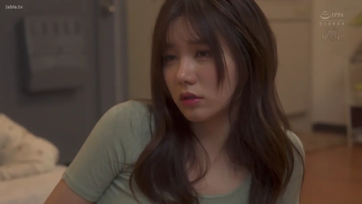 室内 · 忧郁 · 脸部特写 · 剧情 · 注视 · 侧坐 · 绿色T恤