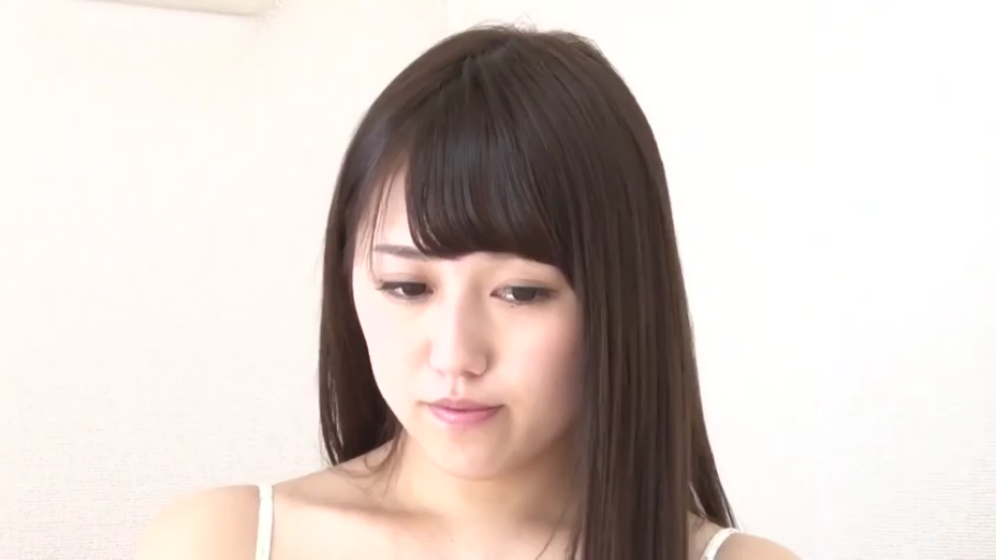 室内 · 沉思 · 忧郁 · 低头 · 面部特写 · 特写 · 白色吊带