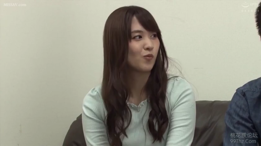 室内 · 坐姿 · 微笑 · 半身 · 交流 · 长发 · 浅色长袖上衣