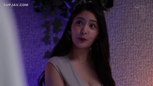 室内 · 坐姿 · 微笑 · 面部特写 · 注视 · 灰色V领上衣