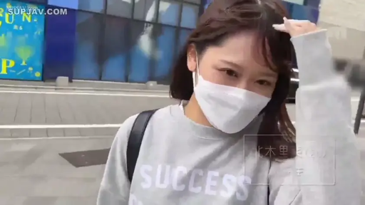 站立 · 自然 · 半身 · 口罩 · 灰色衛衣 · 室外街道 · 街拍 · 撩头发