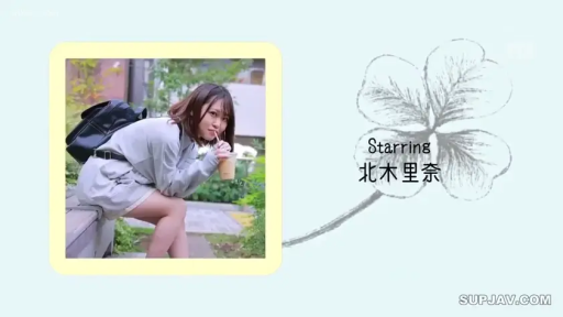 坐姿 · 全身 · 自然 · 户外 · 宣传海报 · 喝饮料 · 杯子 · 灰色大衣