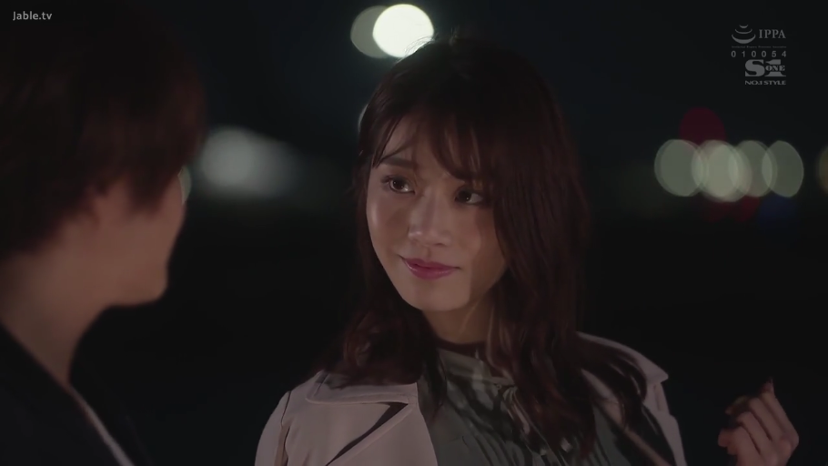 专注 · 脸部特写 · 站立 · 对视 · 户外 · 夜景 · 浅色外套