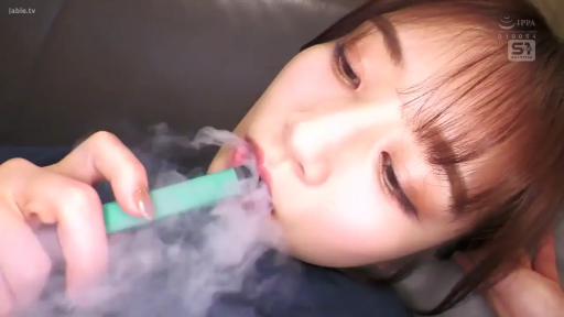 室內 · 迷離 · 面部特寫 · 休閒裝 · 躺姿 · 电子烟 · 抽电子烟