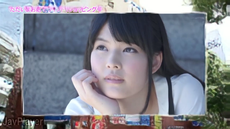 面部特写 · 白色上衣 · 凝视 · 户外 · 托腮 · 恬静 · 黑长直