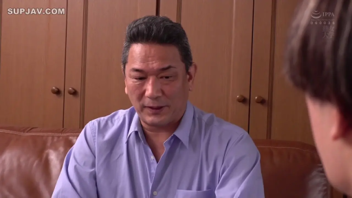 坐姿 · 严肃 · 中景 · 皮沙发 · 对话 · 室内客厅 · 中年大叔 · 紫色长袖衬衫