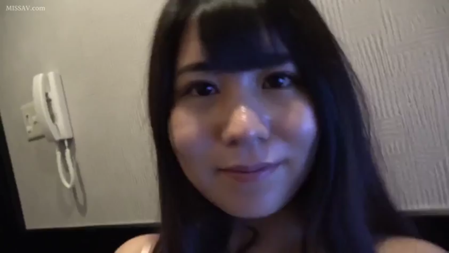 微笑 · 面部特写 · 对视 · 房间 · 日常 · 正面 · 吊带 · 电话