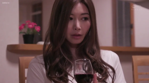 室内 · 坐姿 · 面部特写 · 白色上衣 · 持杯