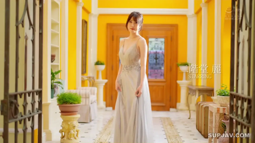 室内 · 站立 · 全景 · 盆栽 · 摆拍 · 微笑 · 长裙 · 优雅