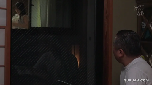 站立 · 连衣裙 · 日式房间