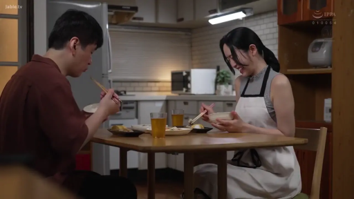 坐姿 · 全身 · 微笑 · 人妻 · 餐厅 · 用餐 · 餐具 · 灰色无袖衫