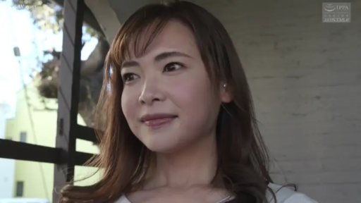 脸部 · 站立 · 微笑 · 注视 · 户外 · 街拍 · 白色私服