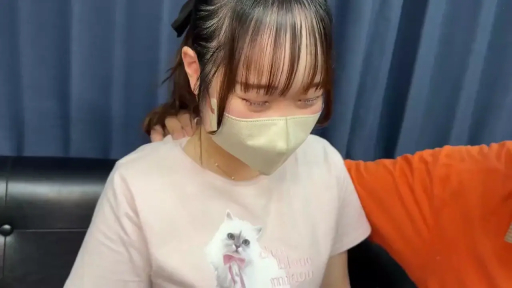 室內 · 坐姿 · 羞澀 · 沙发 · 半身 · 交流 · T恤