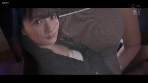 室内 · 坐姿 · 胸部特写 · 紧身针织衫 · 巨乳 · 微笑 · 注视镜头