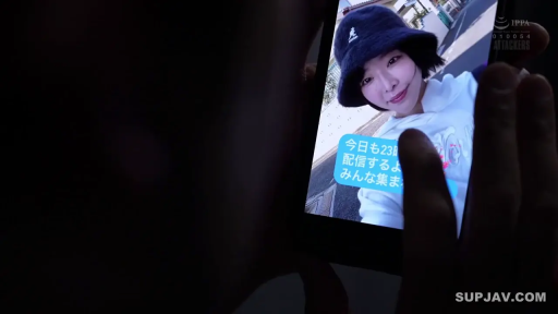 室内 · 微笑 · 第一人称视角 · 手机屏幕 · 智能手机 · 浏览 · 手持 · 渔夫帽