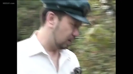 平靜 · 绿色帽子 · 移动 · 中年男性 · 站立行走 · 户外林地 · 头部侧面特写