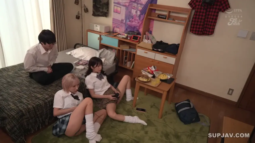 坐姿 · 校服 · 全景 · 自然 · 房间 · 多人 · 游戏手柄 · 玩电子游戏