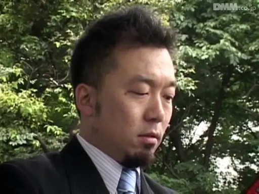 沉思 · 忧郁 · 低头 · 脸部特写 · 户外 · 西装 · 络腮胡