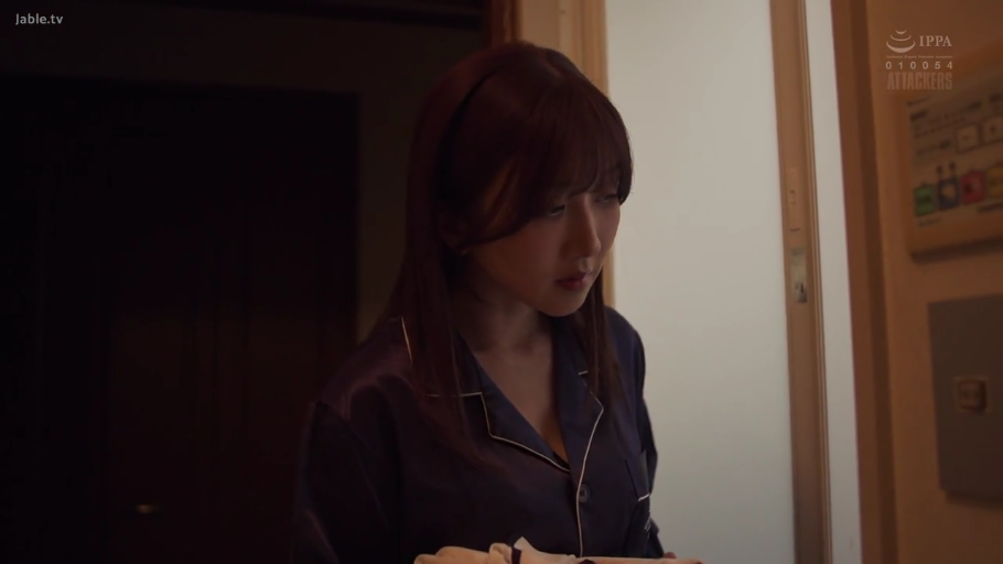 室内 · 忧郁 · 站立 · 半身 · 凝视 · 高清 · 睡衣