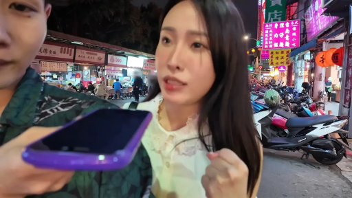 站立 · 面部特写 · 户外街头 · 白色蕾丝衬衫