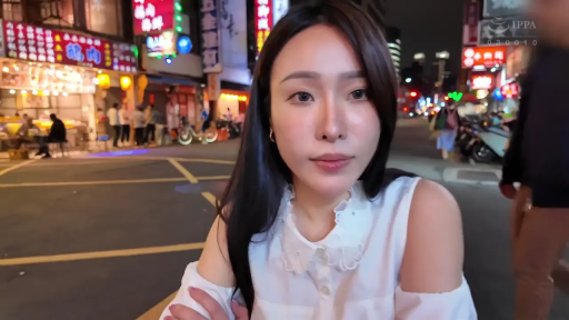 脸部特写 · 平静 · 凝视 · 街道 · 夜景 · 正面 · 白色露肩衬衫