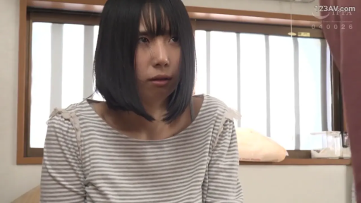 坐姿 · 忧郁 · 中景 · 注视 · 条纹衫 · 窗边 · 窗户 · 黑短发