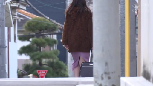 严肃 · 面部 · 站立 · 注视镜头 · 短发 · 室外街道 · 连帽卫衣