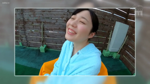 坐姿 · 脸部 · 面对镜头 · 大笑 · 广角镜头 · 蓝色毛巾质地浴袍 · 户外阳台