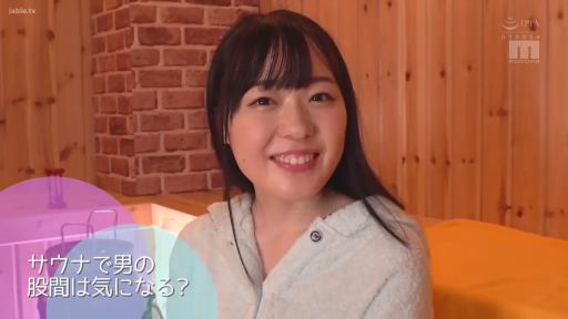 坐姿 · 脸部特写 · 日本AV · 凝视镜头 · 桑拿房 · 甜美笑容 · 浅色浴袍