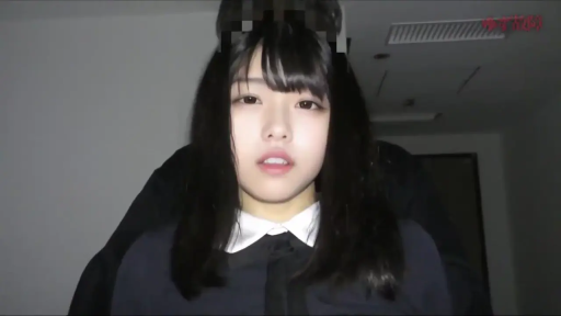 室内 · 坐姿 · 面部特写 · 制服