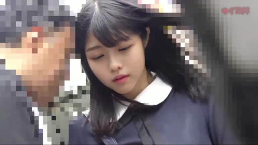 校服 · 脸部 · 局部马赛克 · 站立 · 无表情 · 公共交通 · 遭遇骚扰