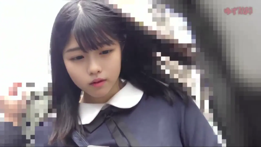 制服 · 頭を下げる · 站立 · 特写 · 屋外 · 平凡 · 背景遮挡