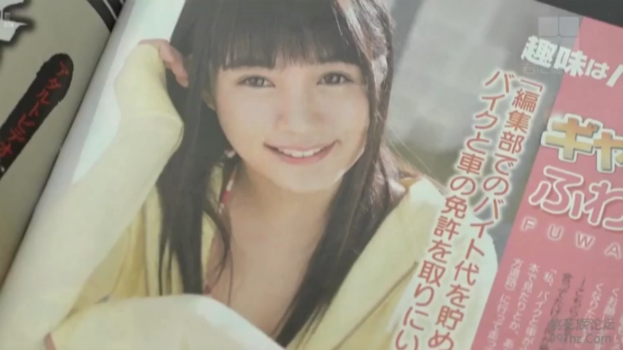 室内 · 微笑 · 面部特写 · 写真 · 看镜头 · 黄色长袖 · 扶头