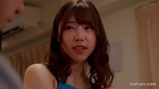 Indoor · Sitting Posture · 面部 · Smile · Eye contact · Sleeveless vest · Asian women