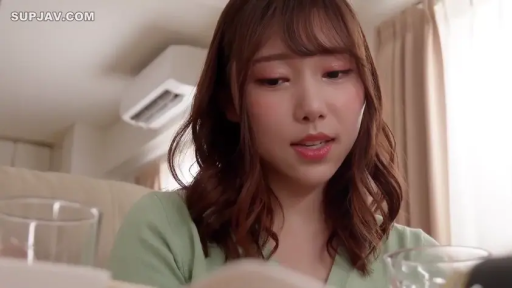 室内 · 坐姿 · 自然 · 面部特写 · 注视 · 棕色长发 · 玻璃杯 · 浅绿色针织衫