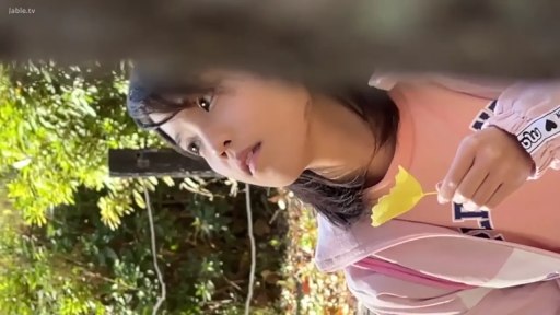 专注 · 户外 · 侧拍 · 粉色外套 · 蹲坐 · 写字板 · 写字 · 落叶