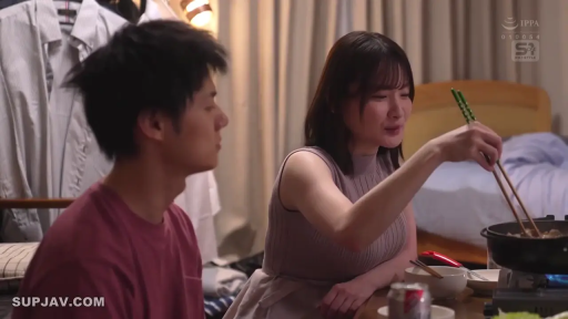 室内 · 座り姿勢 · 中景 · 微笑 · 居家 · 进食 · 筷子 · 无袖连衣裙