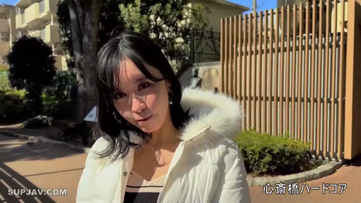 站立 · 微笑 · 半身特写 · 屋外 · 注视镜头 · 白色羽绒服 · 黑发