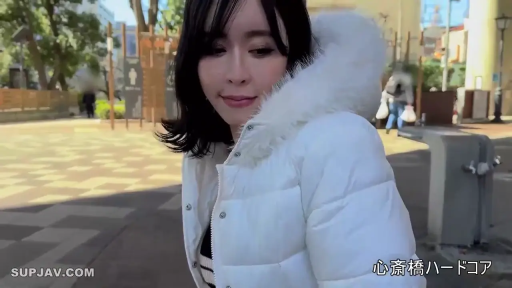 座り姿勢 · 中景 · 惊讶 · 屋外 · 毛领 · 街拍 · 給水器 · 面对镜头说话