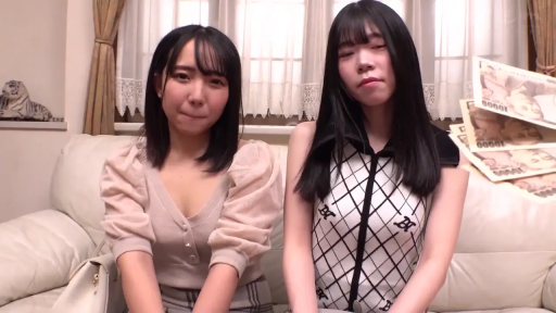 Sitting Posture · Medium shot · Smile · Facing the camera · Living room · 双人 · Everyday clothes · 钞票