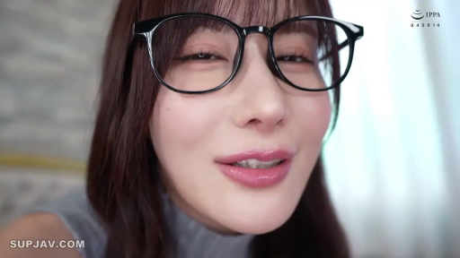 室内 · 俯身 · 脸部特写 · 微笑 · 灰色上衣 · 对视