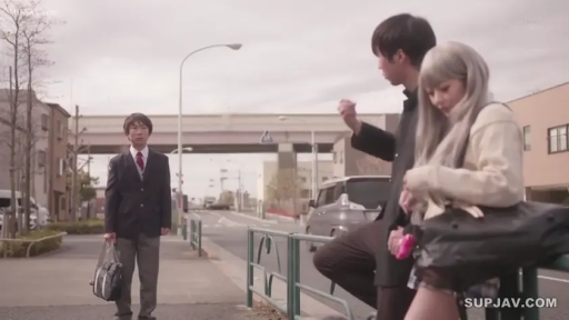 校服 · 站立 · 街道 · 对峙 · 无表情 · 书包 · 三人场景