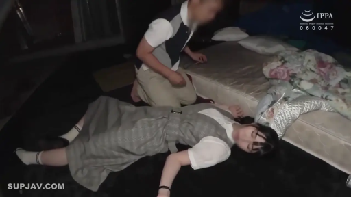 Whole body · Bedroom · Close your eyes · Supine · 床垫 · Coma · 裙装 · 男子