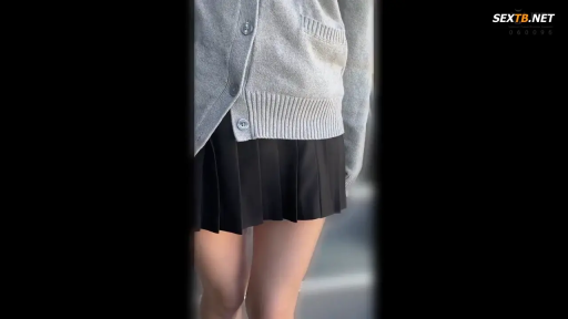 坐姿 · 中景 · 多人 · 兔女郎装 · 饮料罐 · 喜悦大笑 · 室内派对 · 社交互动